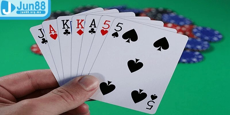 Chặt 2 heo giá trị thấp tạo lợi thế đặc biệt trong ván bài