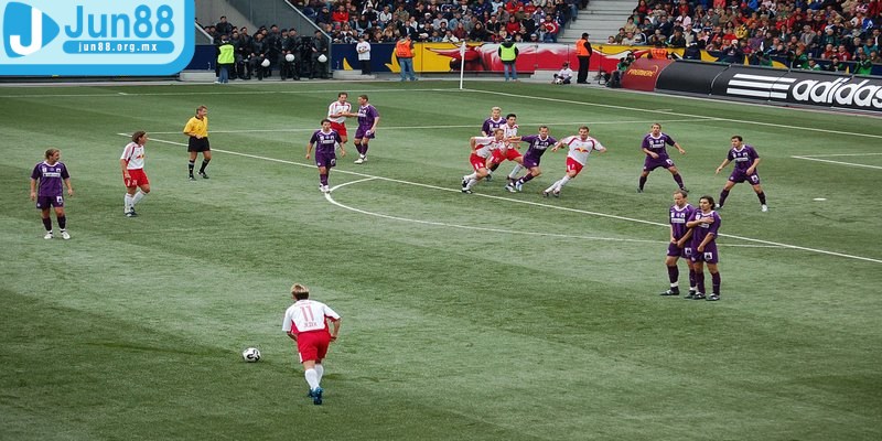 Đá phạt bóng đá là hình thức xử lý khi cầu thủ sai phạm trong trận đấu