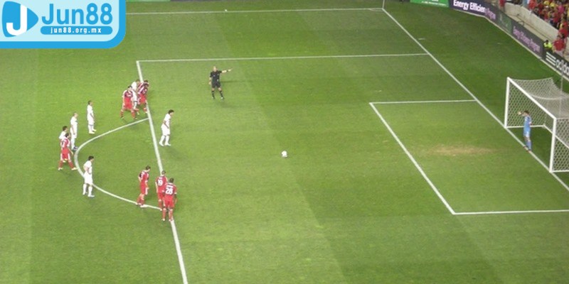 Khi thực hiện đá phạt cầu thủ cần nắm vững quy định quan trọng