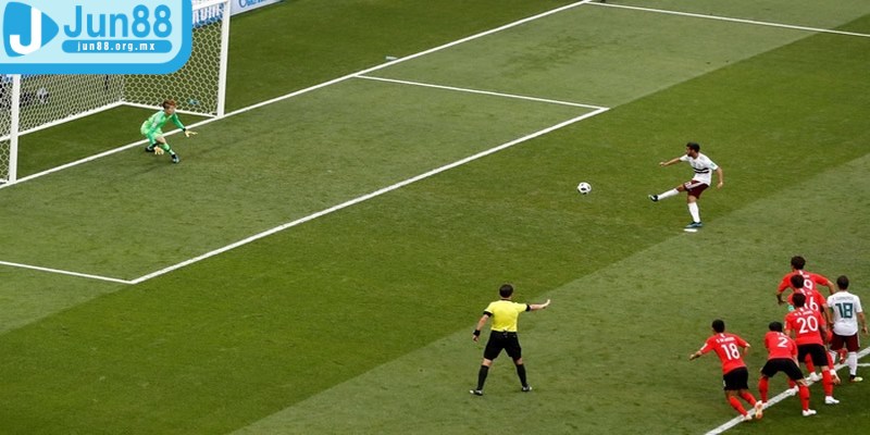 Lỗi phạt trực tiếp trong vòng cấm thực hiện dưới dạng penalty